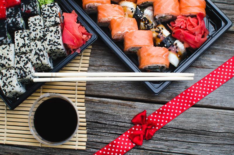 粟实在一个黑色的木箱上