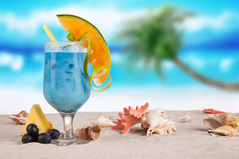 海滩边的饮料和贝壳