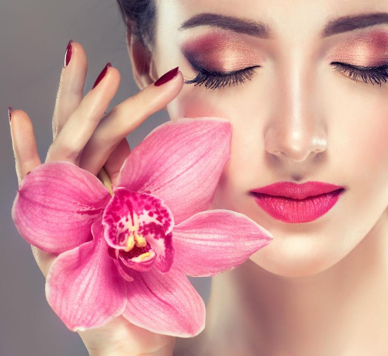 春季花卉下的美女画着时尚眼妆