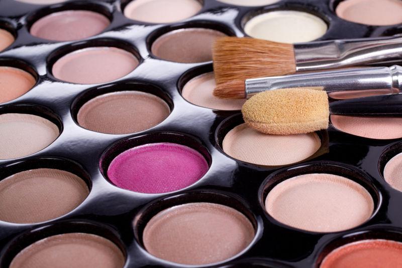 化妆用彩色眼影调色板笔刷特写