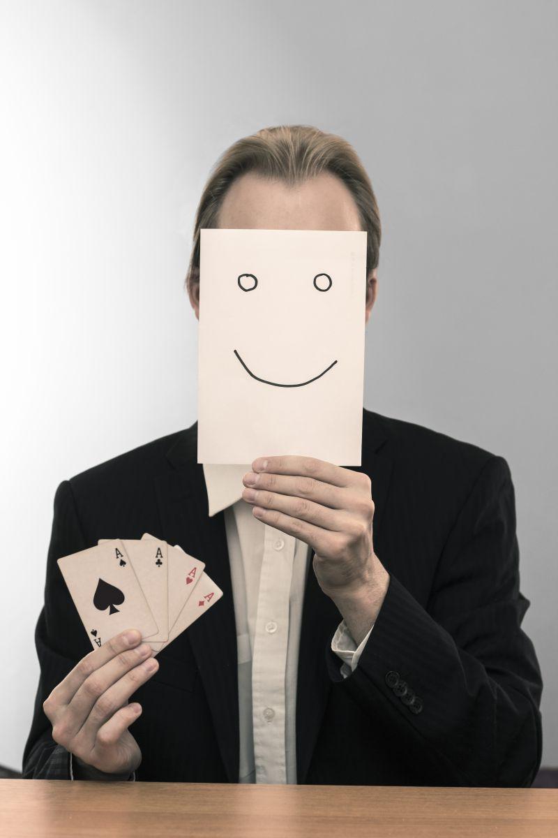 有四个王牌的商人