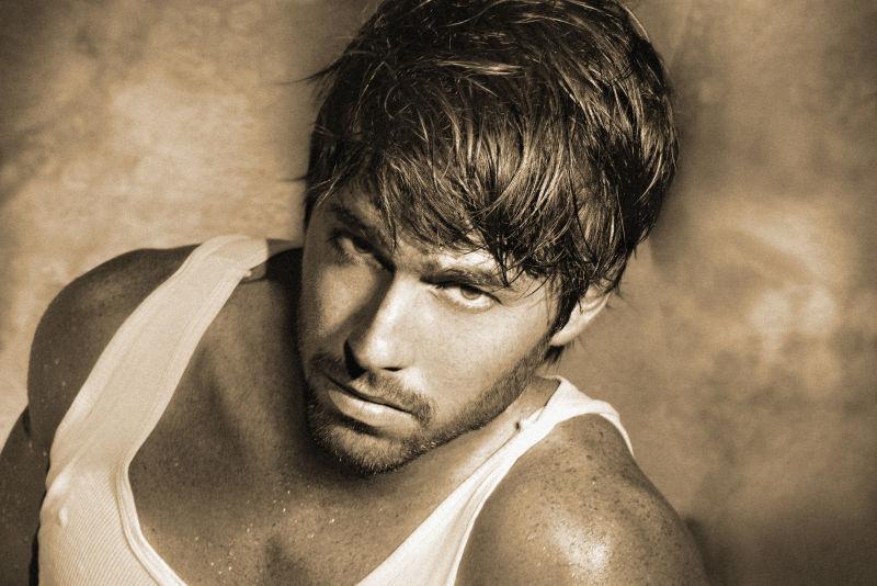 穿着白色背景的帅哥