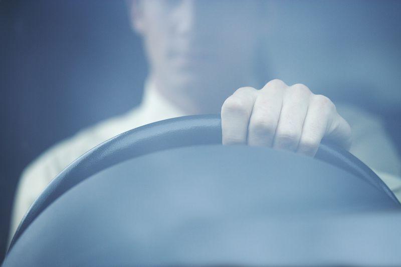 正在开车的男商人