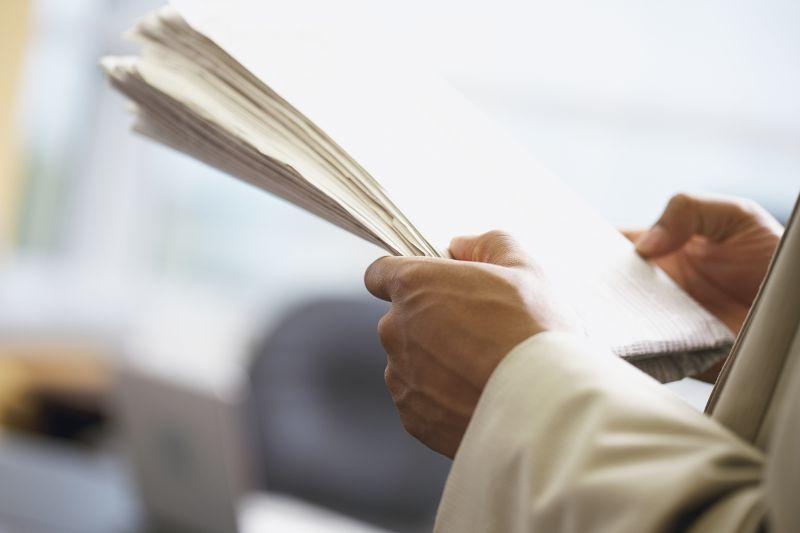 手拿报纸的男人