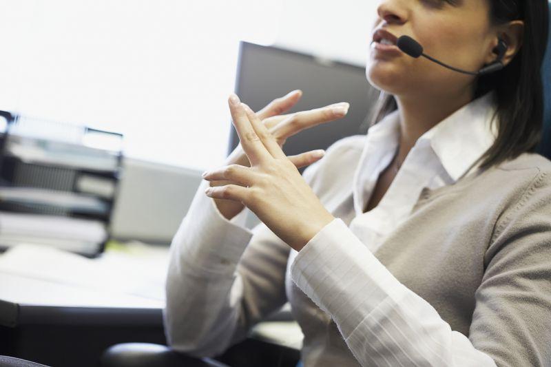 戴着耳麦解说的女人