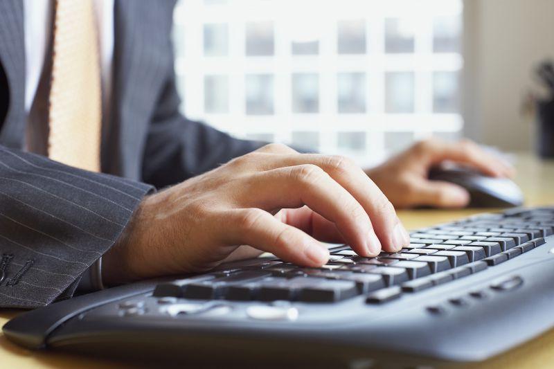 使用电脑打字的人