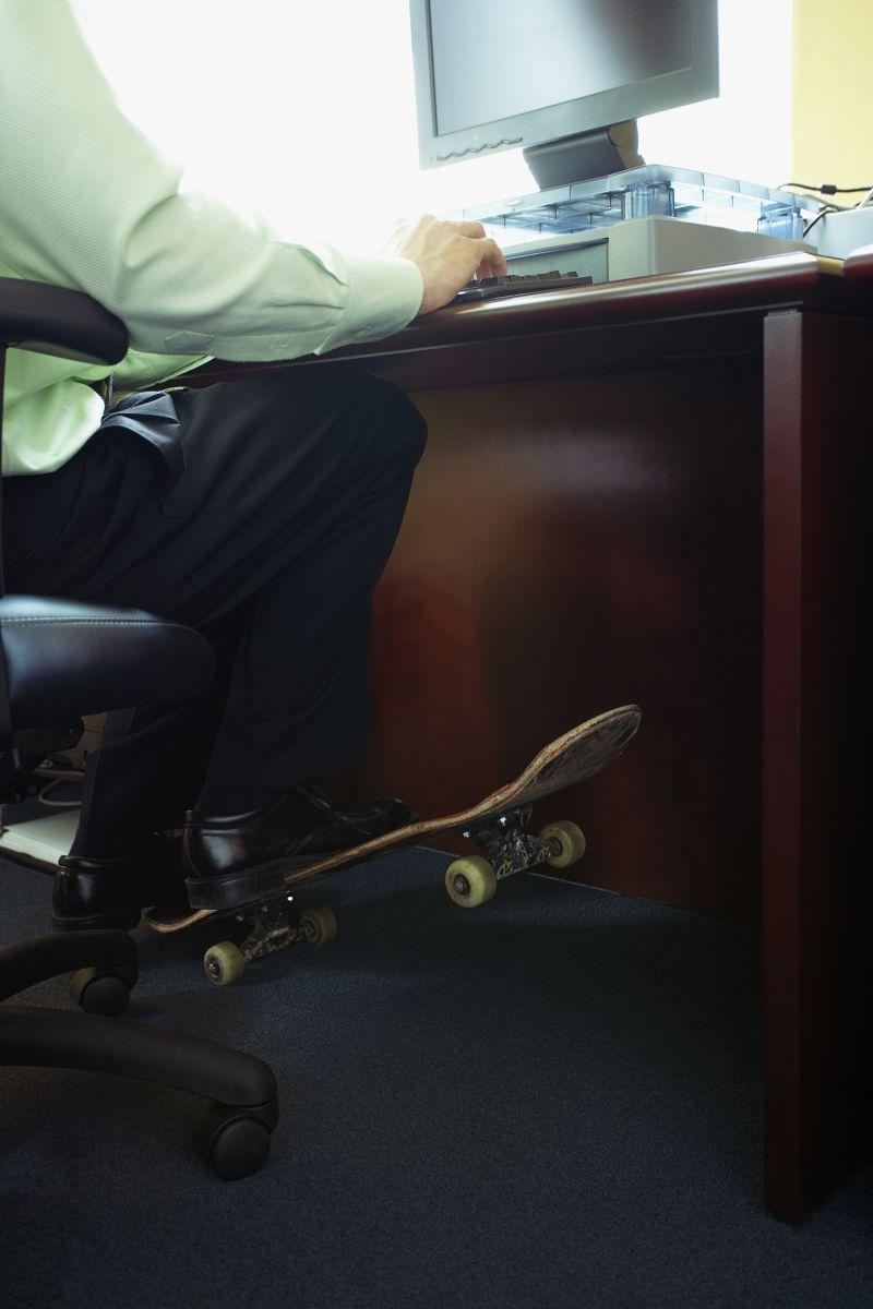 踩着滑板办公的男人