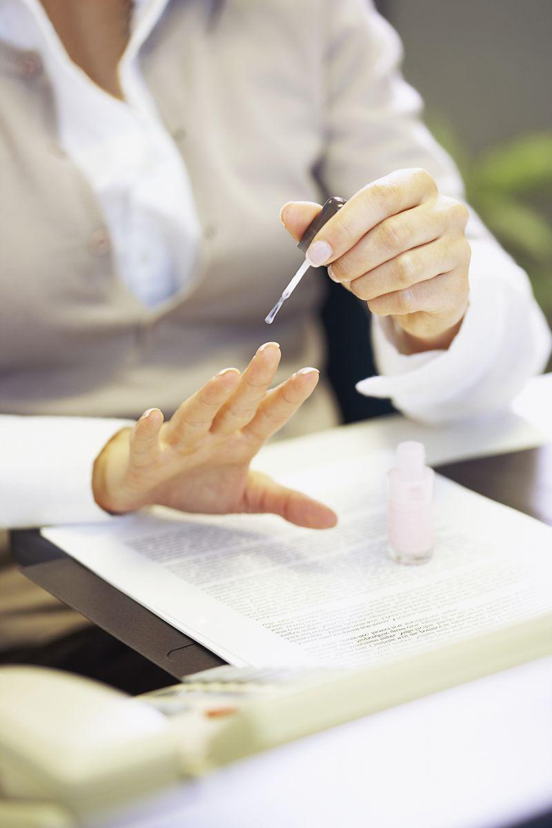 坐在办公室里涂指甲油的美女