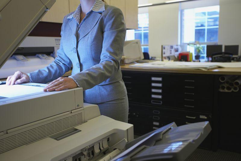 操作打印机的职业装美女