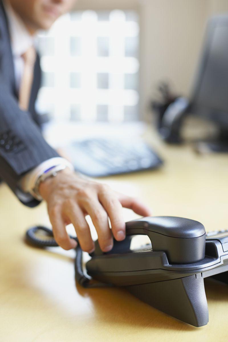 办公室里准备拿起电话的男人