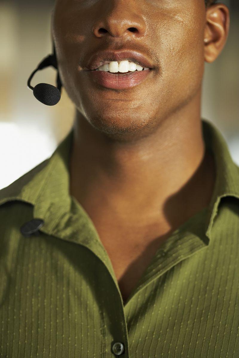 戴着耳麦的男人