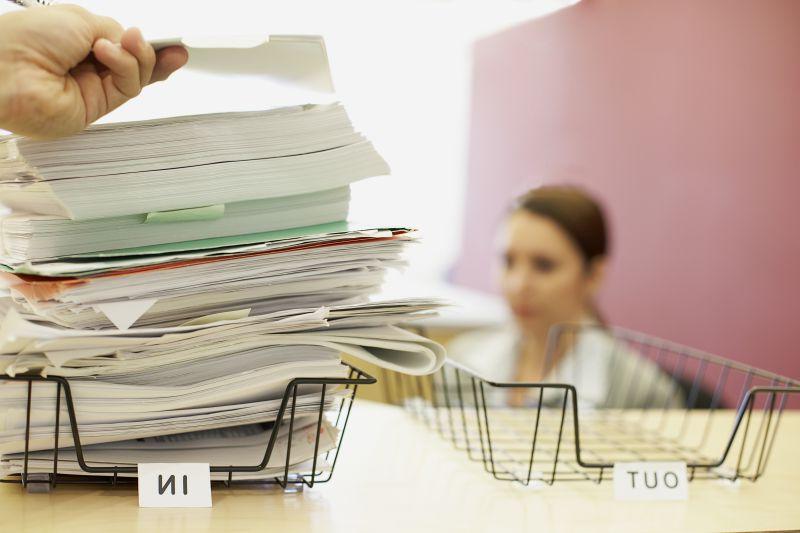 正在办公的美女背景下的待办的资料