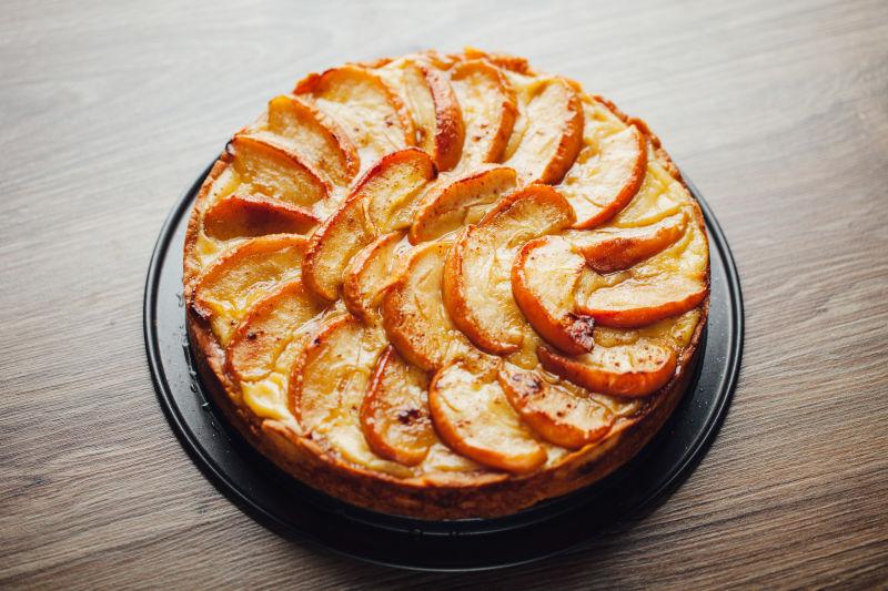 木桌上的美味的苹果派