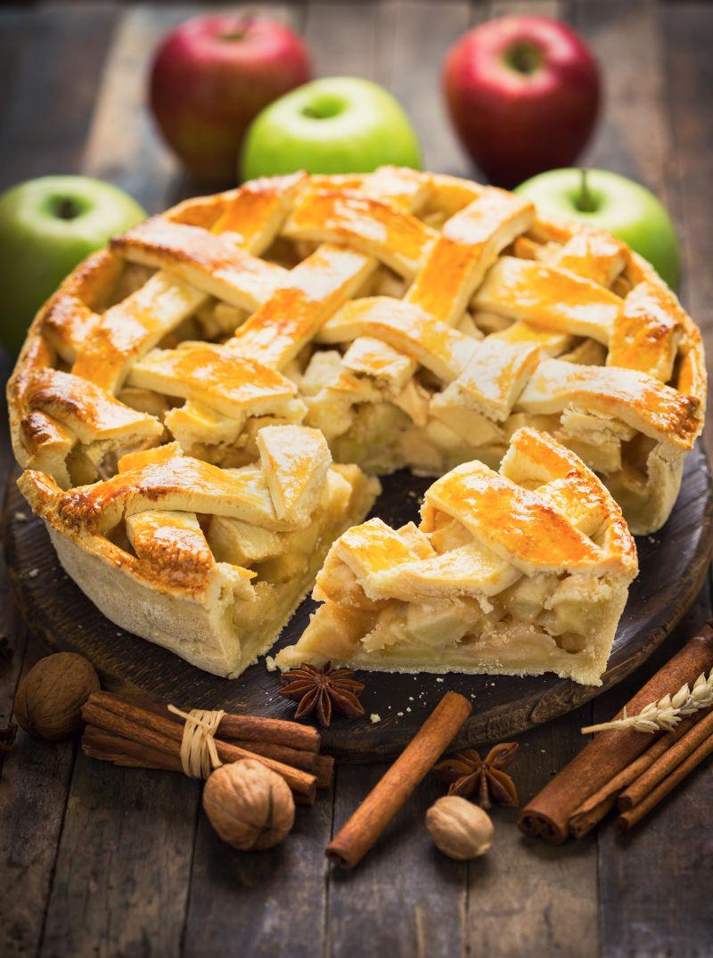 桌子上的苹果派和苹果