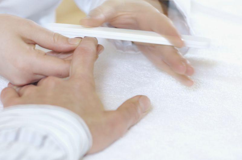 美甲师正在做美甲