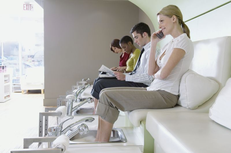 一边打电话一边做足部按摩