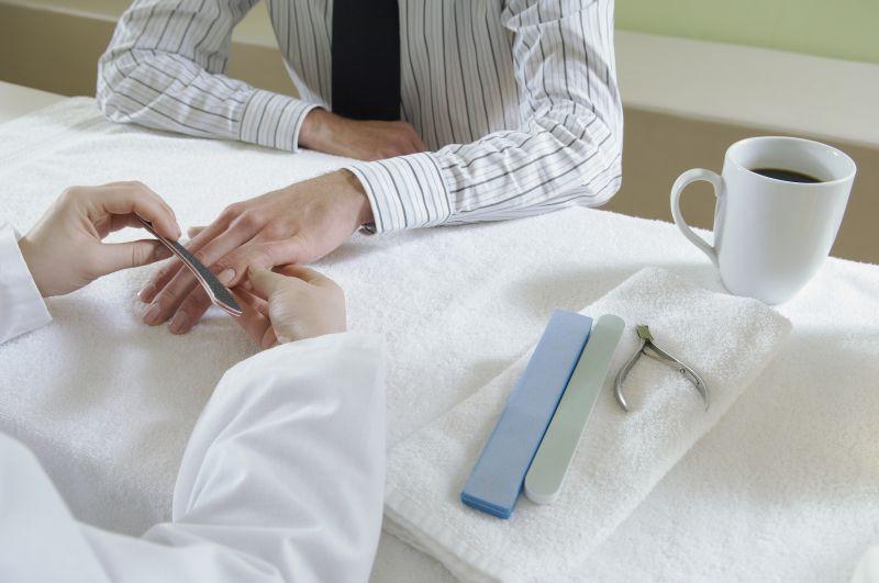 美甲师给男人修剪指甲