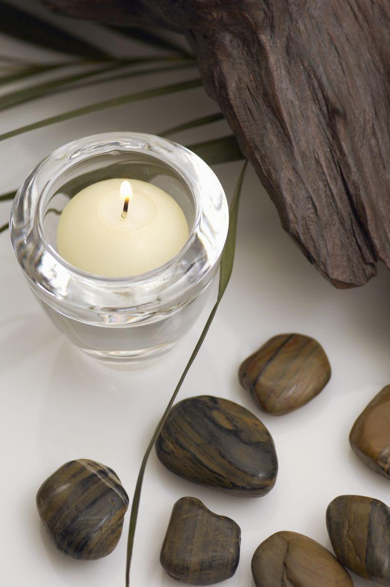 水疗温泉会馆的蜡烛和按摩石