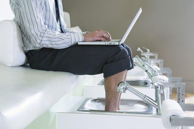 男子做足部护理