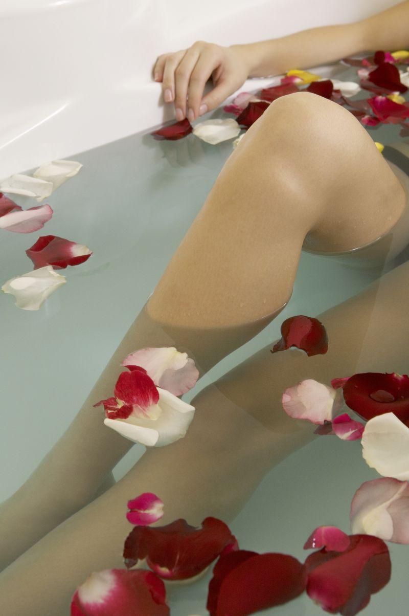 女人泡着花瓣澡