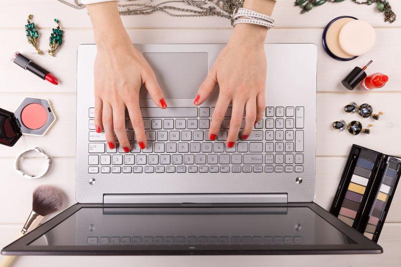 红色指甲油美女在键盘上打字