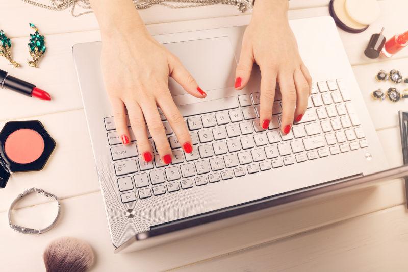 在笔记本电脑上打字的女人