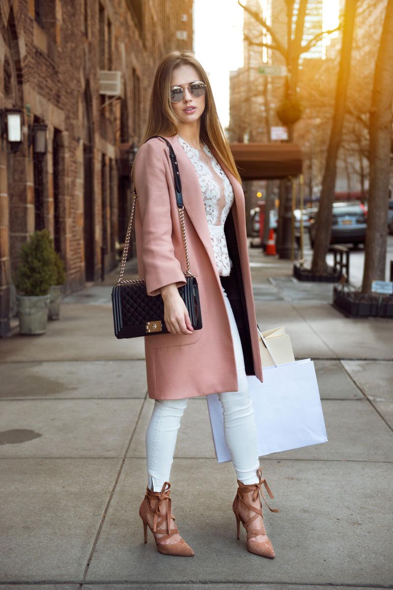 美丽的女孩表情滑稽的表情显示了胜利和手指在户外的手势