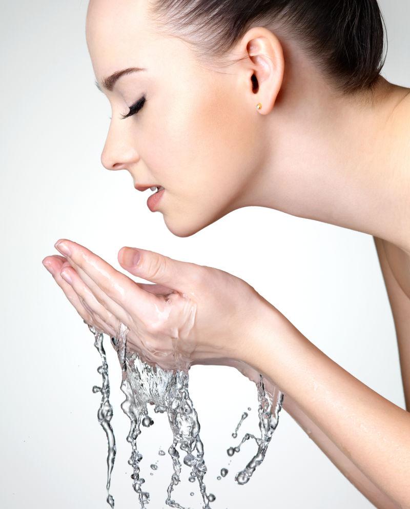 女人用水洗脸