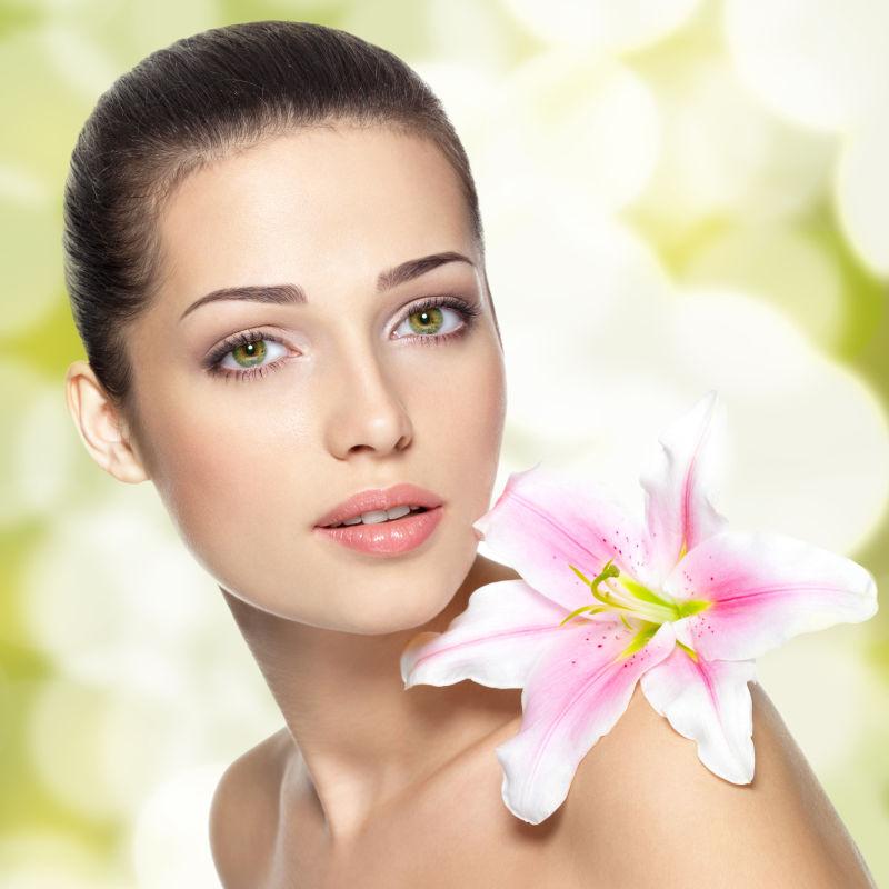 美女脸上带着鲜花的年轻女子