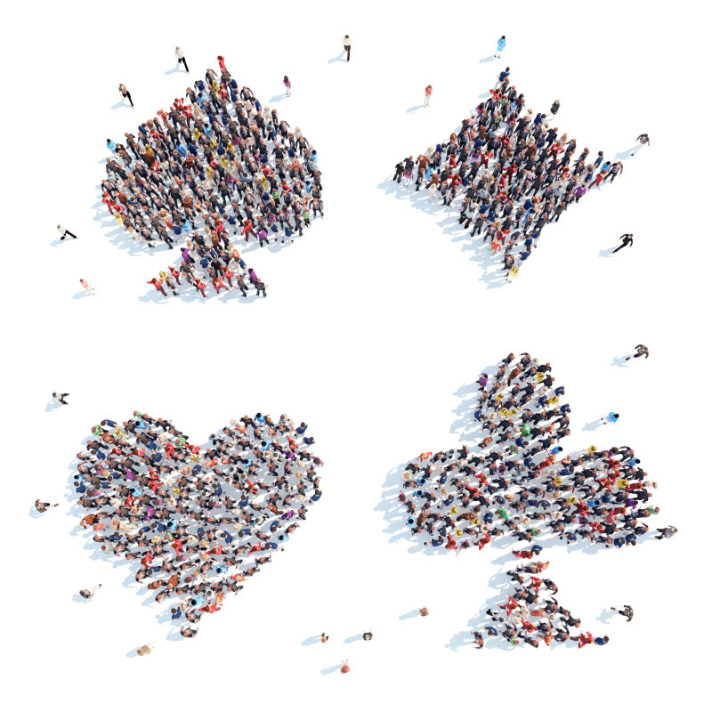 一大群人组成的扑克牌标志