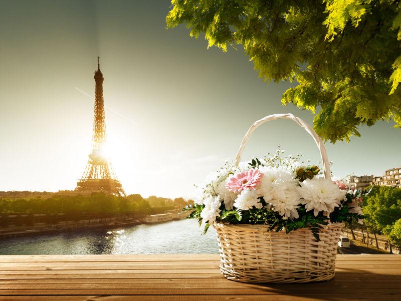 巴黎埃菲尔铁塔和篮子里的花