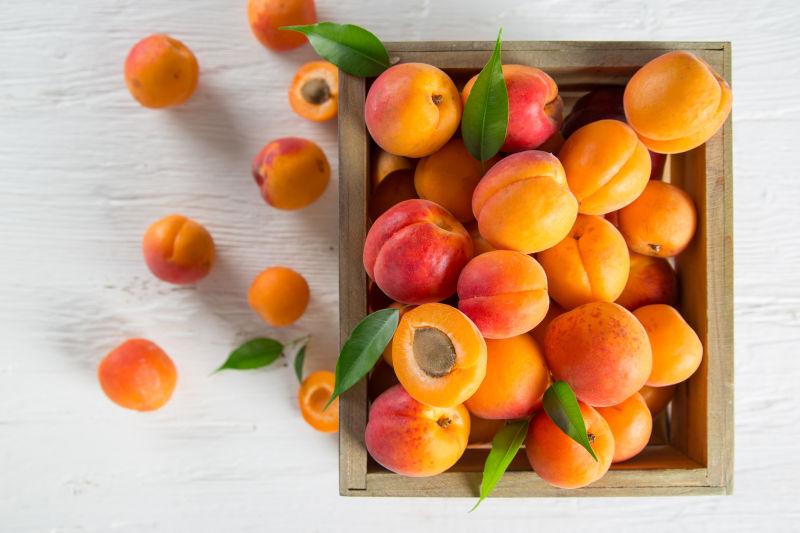新鲜的杏子图片 一筐新鲜的杏子素材 高清图片 摄影照片 寻图免费打包下载