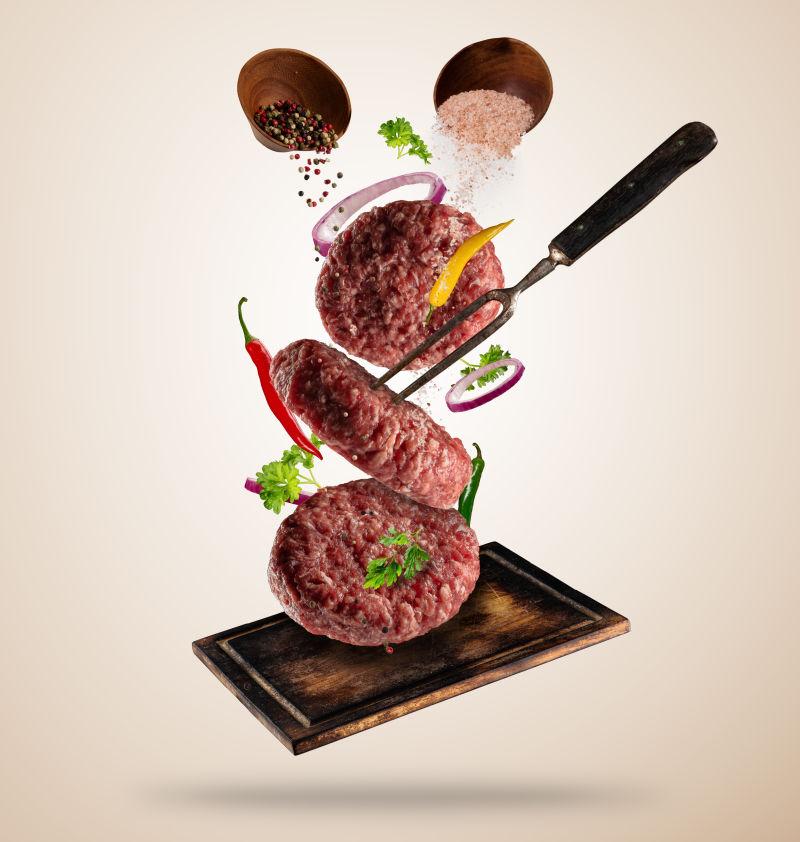 带有原料的汉堡肉饼
