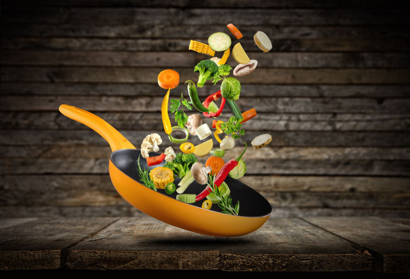 新鲜蔬菜飞入平底锅