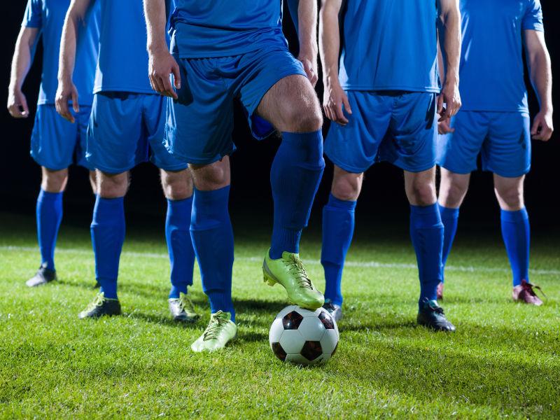 黑色背景下的足球队小组