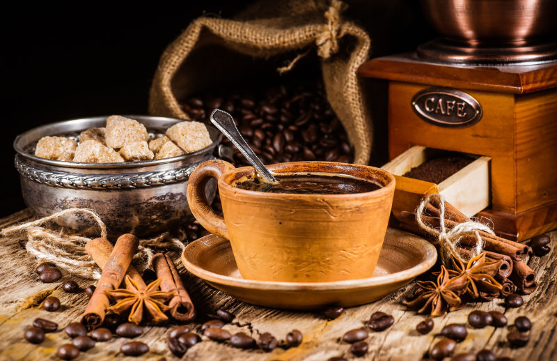 木桌上的咖啡豆与咖啡