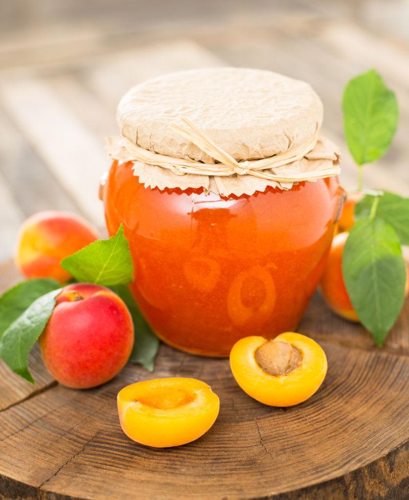 罐子里的水果杏酱