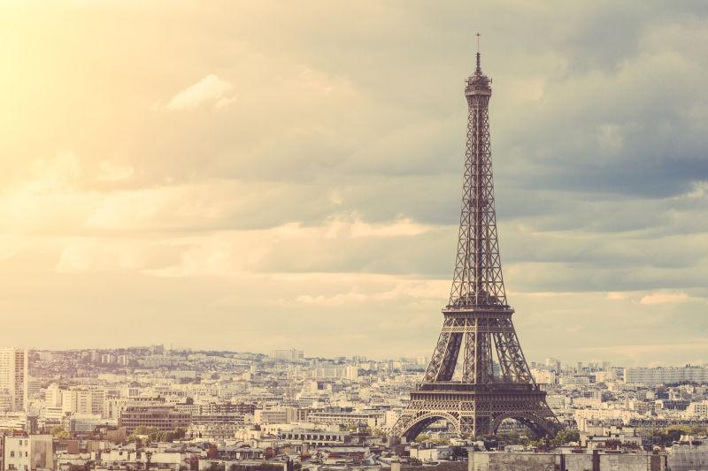 阳光下的埃菲尔铁塔