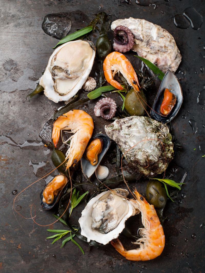 深色葡萄背景上的新鲜海鲜