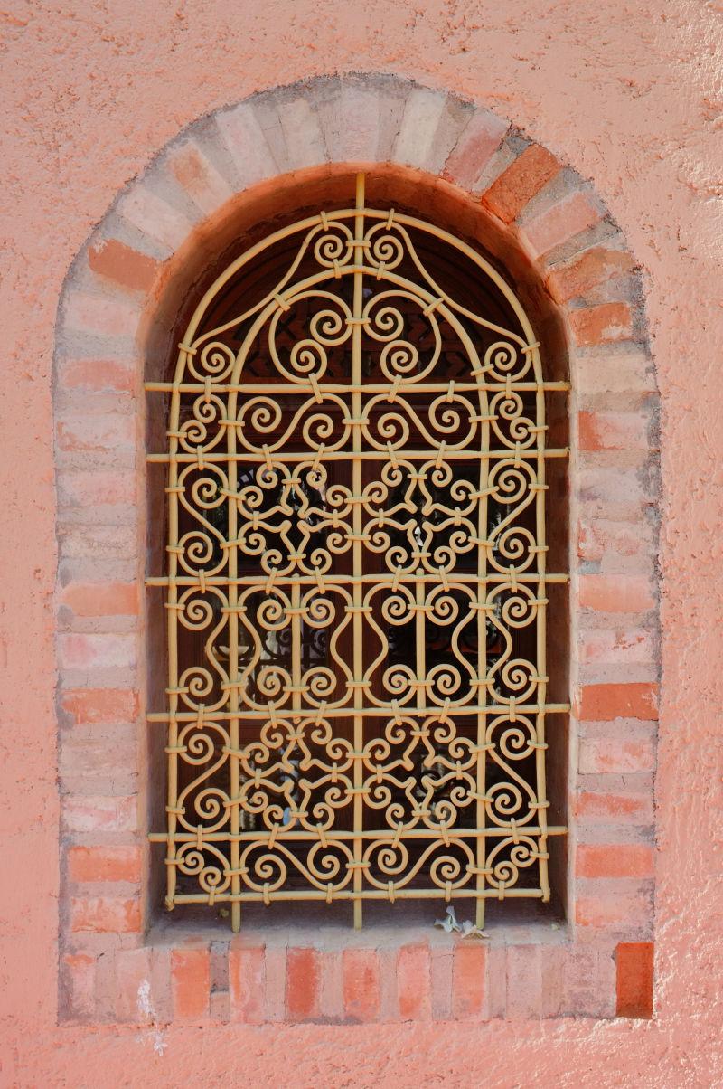 马拉喀什摩洛哥粉墙上的铁窗