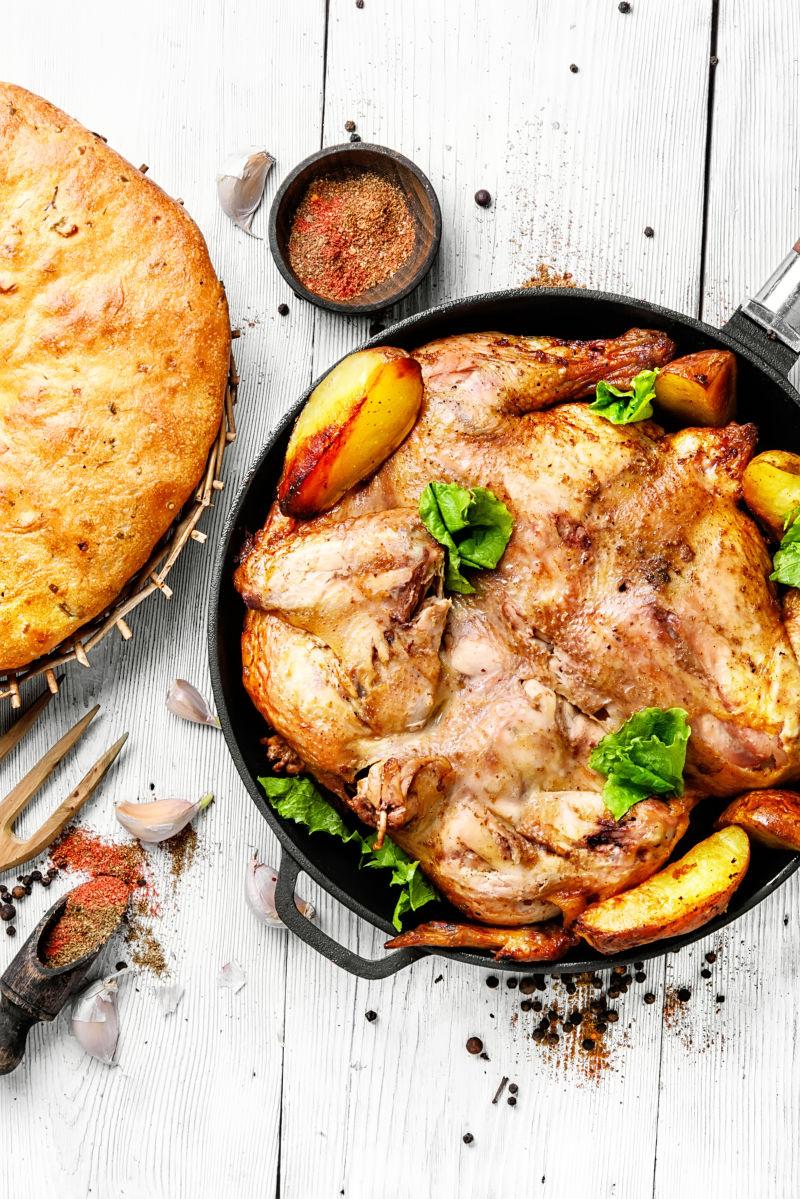 木桌上的土豆烤鸡