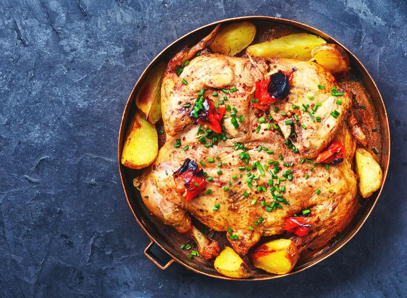 一盆土豆烤鸡