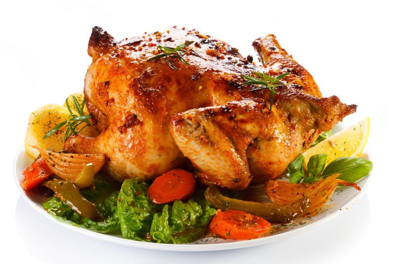 白色背景中美味的烤鸡