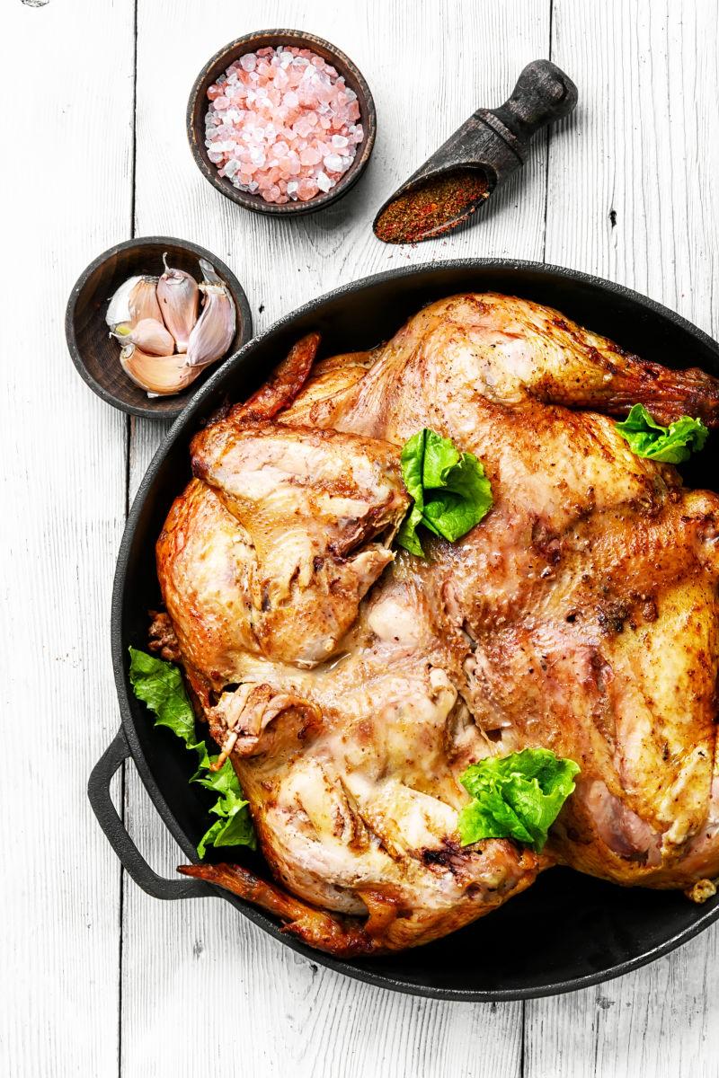 用调料烹制平底烤鸡