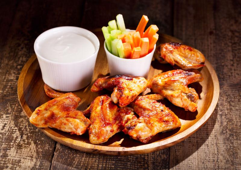 木桌上的新鲜蔬菜和鸡翅