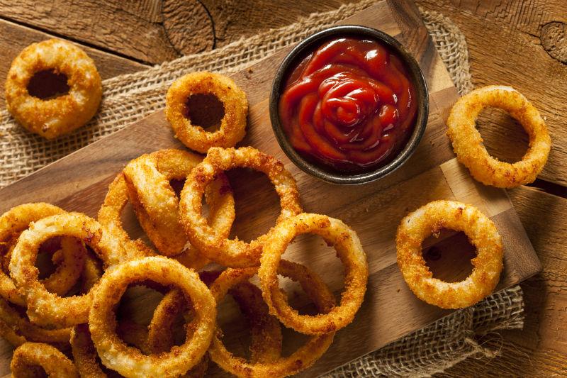 砧板上的炸鱿鱼圈和番茄酱