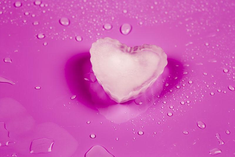 紫色水滴背景中的心形冰块