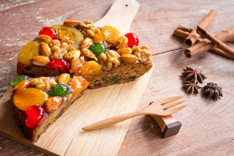 木托盘上的水果蛋糕和餐具