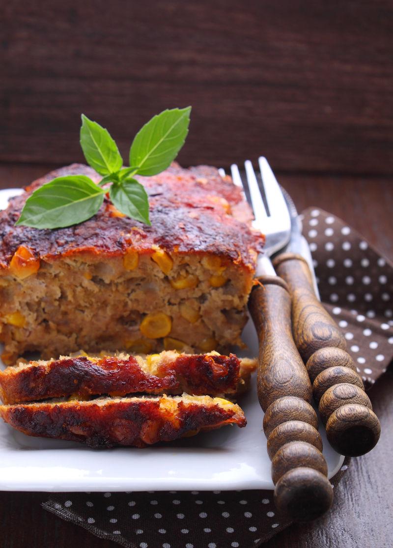 芝士玉米粒蛋糕在木桌上