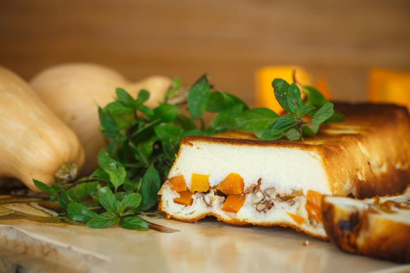 南瓜坚果片蛋糕在桌上